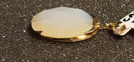 Gouden hanger me witte calcedon agaat 2 gram goud 3.2 bij 1.4 cm.
