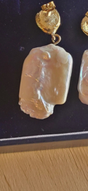 Zware blisterparel oorbellen met goud  8 gram 14 kr hand gemaakt.