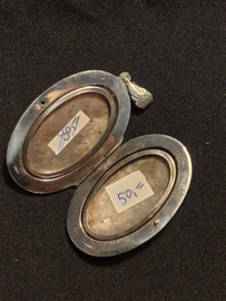Grote zilveren medaillon met binnen randen 21 gram  3,5 bij 5 cm