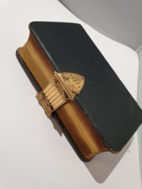 Psalmen en Gezangenboek met zware 18 Kr gouden boekslot  alles Nieuwstaat