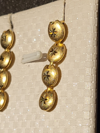 14 kr, gouden oorbellen met stekers ronde holle schakels mat met gravering.
