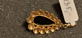 14 kr gouden hanger met granaat bruto 3,5 gram 3.5 bij 1.8 cm.