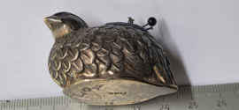 Zilveren 2e gehalte vogel als spelden kussen , ouderwets  4 bij 3 cm .