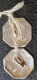 Knopen van Hendrik Adama 1850 zilver  weinig knopen gemaakt  galgknoopjes.
