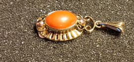 14 kr gouden hanger met bloedkoraal2,4 gram 3.3 bij 1.4 cm.