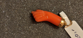Goud hanger met bloedkoraal model van vuist 1 gram goud 3 cm.
