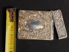 Zilveren kaarten houder rijkbewerkt nette staat 64 gram 1,4 cm dik  engels