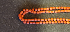 Bloedkorale collier 2 rijen  nette kleur met goude slot 5 mm kraal 33 gram 44cm