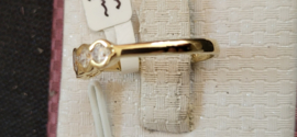 14 kr geel gouden dames rijring met 5x zirkonia maat 17,5  2,6 gram.