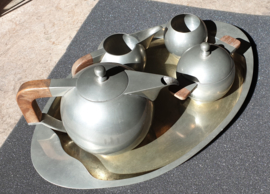 Tinnen theeservies met houten grepen op ovaal dienblad - Bangka  44 / 27 cm