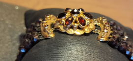 Antiek  granaat armband met groot antiek gouden slot4 bij 2.5 cm 18 cm.