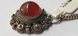Zilver collier met hannger met carneool. 60 cm  ouderwets.