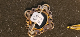 Mooie zware 14 kr gouden broche met onix nieuwstaat 4,8 gram 3 bij 2,5 cm.