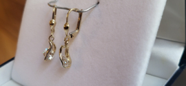 Zirkonia gouden 14kr  hang oorbellen met klaphaak nieuw26 mm lang.