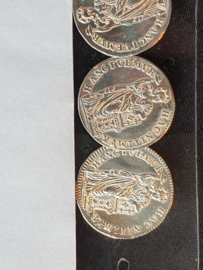 Zeer mooie X stuiver knopen zilver gebruikt voor klederdracht door nederland