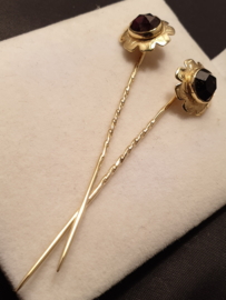 Ouderwetse muts spelden goud met granaat 7 cm 4.8 gram rozet is 1.5 cm
