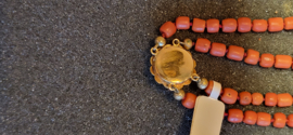 Bloedkorale collier 2 rijen  nette kleur met goude slot 5 mm kraal 33 gram 44cm