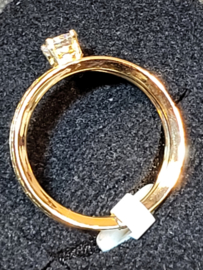 Gouden dubbele ring met heel veel zirkonia en een centrale staan maat 17.