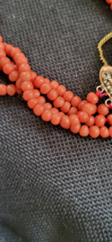 Mooie wat kleinere bloedkoralen armband met gouden slot  25 mm diameter.