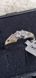 Witgouden 14 kr ring met 6x briljant 0,02  en 1x 015 crt maat 18.