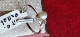 Witgoud damesring met parel en twee zirkonia  14 kr