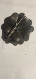 Zilver gehamerde broche met bloedkoraal 4 cm. P Kok Amsterdam 1929