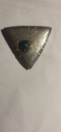 Zilver gehamerde broche met bloedkoraal 4 cm. J vd Herden 1931.