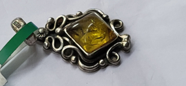 Zilver hanger met Barnsteen 4cm  9 gram. 2e gehalte.