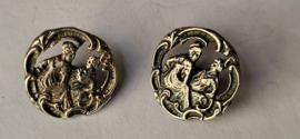 2x antiek klederdracht knopen zilver bijbelse voorstelling
