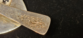 Oude tashaak zilver hand gemaakt mooi gegraveerd rond 1920   6,5 cm  12 gram.