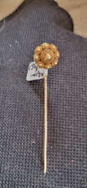 Gouden dasspeld model zeeuws gekeurt 1,2 gram 6.6 cm 9 mm diameter.