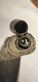 Kristal Geurfles met zilver beslag 9 cm hoog  nette staat. glas nieuwstaat.