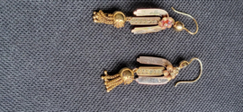 Apparte antiek klederdracht oorbellen kompleet zondergebreken 14 kr goud.