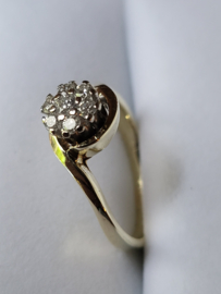 Zware gouden slag ring met rozet van 7 x briljant vvsi 0.25 crt maat 17.5