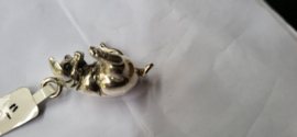 Zware zilveren Hanger voorstellende een lachend varken3,5 cm  27 gram.