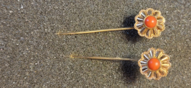 Antieke  spakenburgse mutsspelden met bloed koraal 4 cm 2.2 gram.