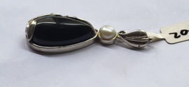 Zilver hanger met onix en parel 4,5 cm 2e gehalte.