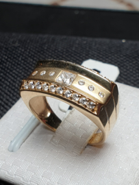 14 Kr. gouden ring bezet met zirkonia  1 vierkante en 22 kleine maat 17,5 4,8 gram