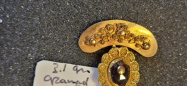 Antiek drie rijen 14 kr gouden slot met zijstukken en granaat  3,1 gram 3cm.
