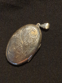 Grote zilveren medaillon met binnen randen 21 gram  3,5 bij 5 cm