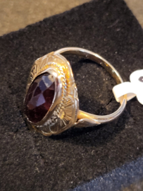 Antieke gouden ring met granaat (licht beschadigd) maat 18  4 gram 14kr.