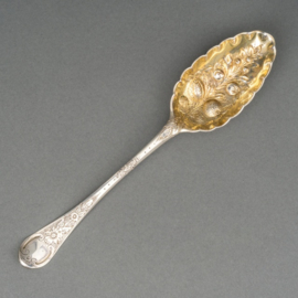 Gedreven zilveren aardbeienlepel, steel gedecoreerd met bloemgravure 1780