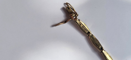 Antiek gouden dameshorloge met verende rekband en kast diameter 2,5 cm