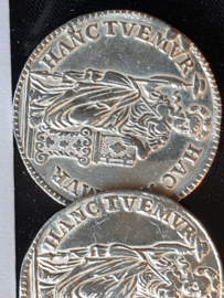 Zeer mooie X stuiver knopen zilver gebruikt voor klederdracht door nederland