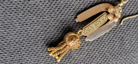 Apparte antiek klederdracht oorbellen kompleet zondergebreken 14 kr goud.