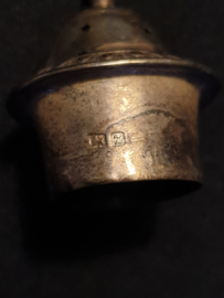 Stel Zilveren    peper en zout strooiers engels 8 cm hoog diameter 5 cm breed
