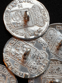 Zeer mooie X stuiver knopen zilver gebruikt voor klederdracht door nederland
