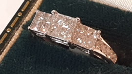 Geel  dames ring 9 kr met carre geslepen Diamanten 1.5 crt