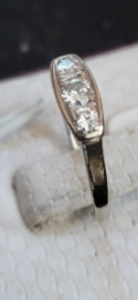 Witgouden damesring met 3x briljant maat 16.5 p1 1x 0.15 2x0.05 crt.