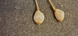 Antieke zeeuwse set kapspelden goud met parel  2,5 gram  7 cm.